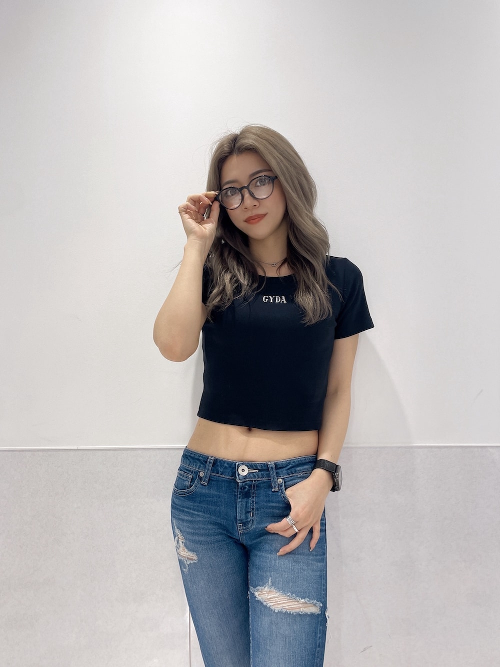 ブラック系のTシャツ/カットソー、ブルー系のデニムパンツ、ブラック系のサンダルを着用したレディースの夏コーディネートの3枚目の写真