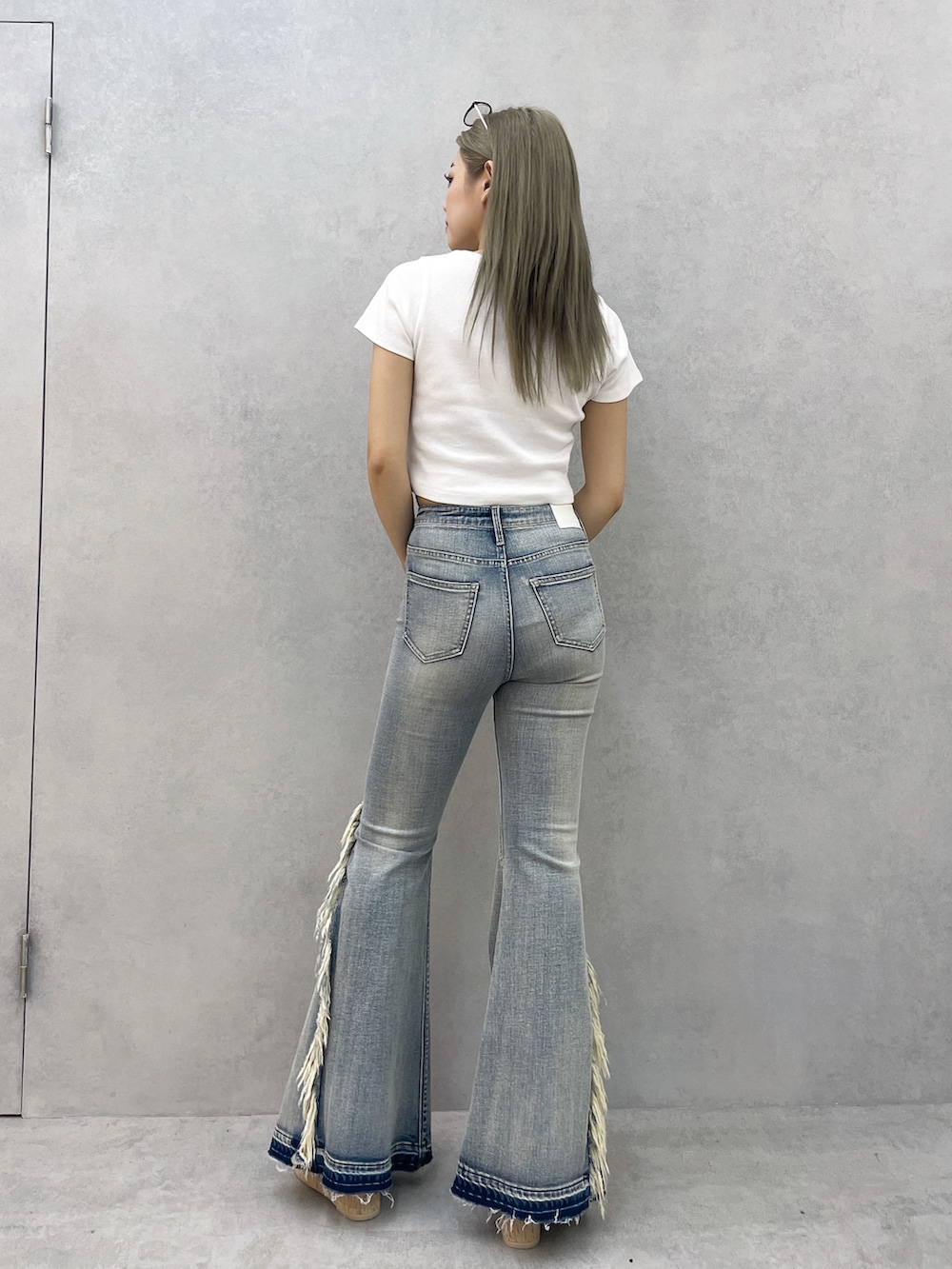 ホワイト系のTシャツ/カットソー、ブルー系のデニムパンツ、ホワイト系のサンダルを着用したレディースの春コーディネートの3枚目の写真