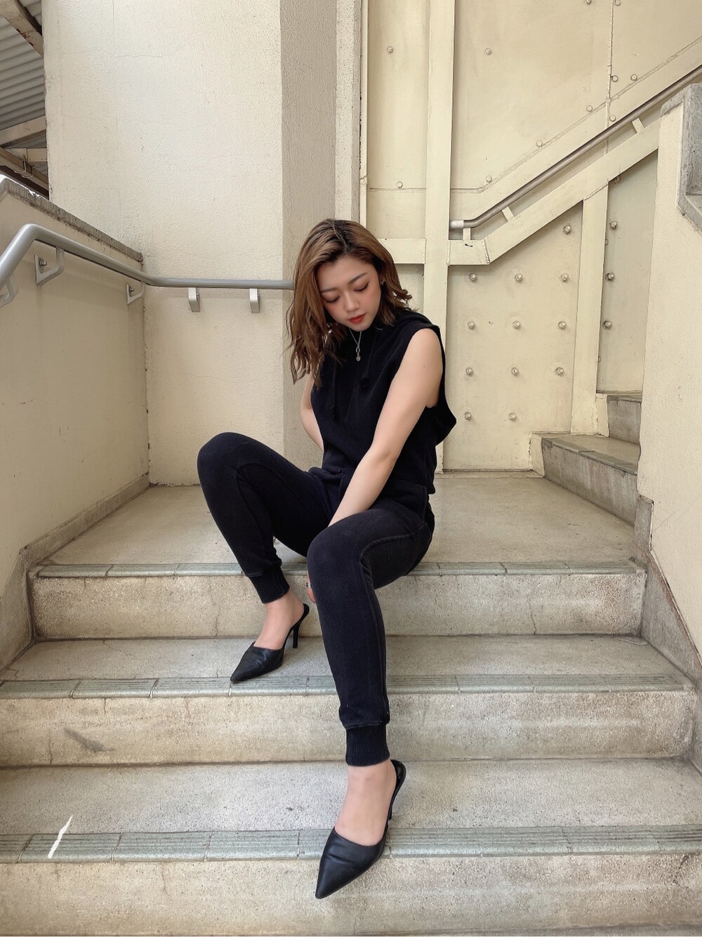 ブラック系のその他パンツ、ブラック系のパンプス、ブラック系のパーカーを着用したレディースの春コーディネートの5枚目の写真