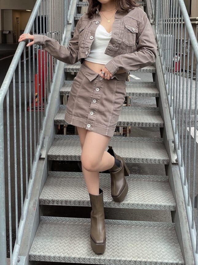 ブルー系のデニムジャケット、ベージュ系のデニムジャケット、ベージュ系のブーツを着用したレディースの夏コーディネートの2枚目の写真