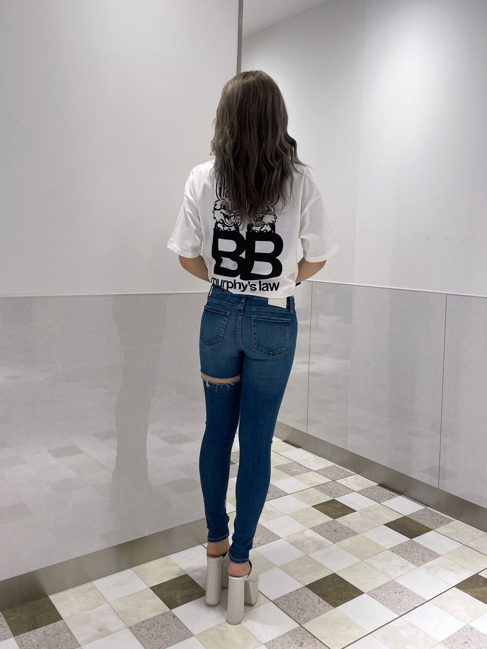 ホワイト系のTシャツ/カットソー、ブルー系のデニムパンツ、ホワイト系のサンダルを着用したレディースの夏コーディネートの2枚目の写真