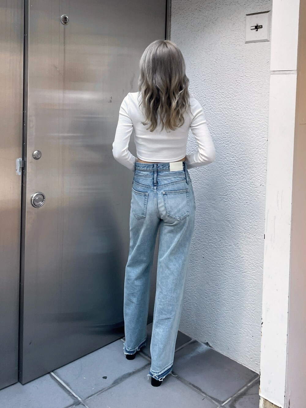 ホワイト系のTシャツ/カットソー、ブルー系のデニムパンツ、ブラック系のサンダルを着用したレディースの夏コーディネートの3枚目の写真