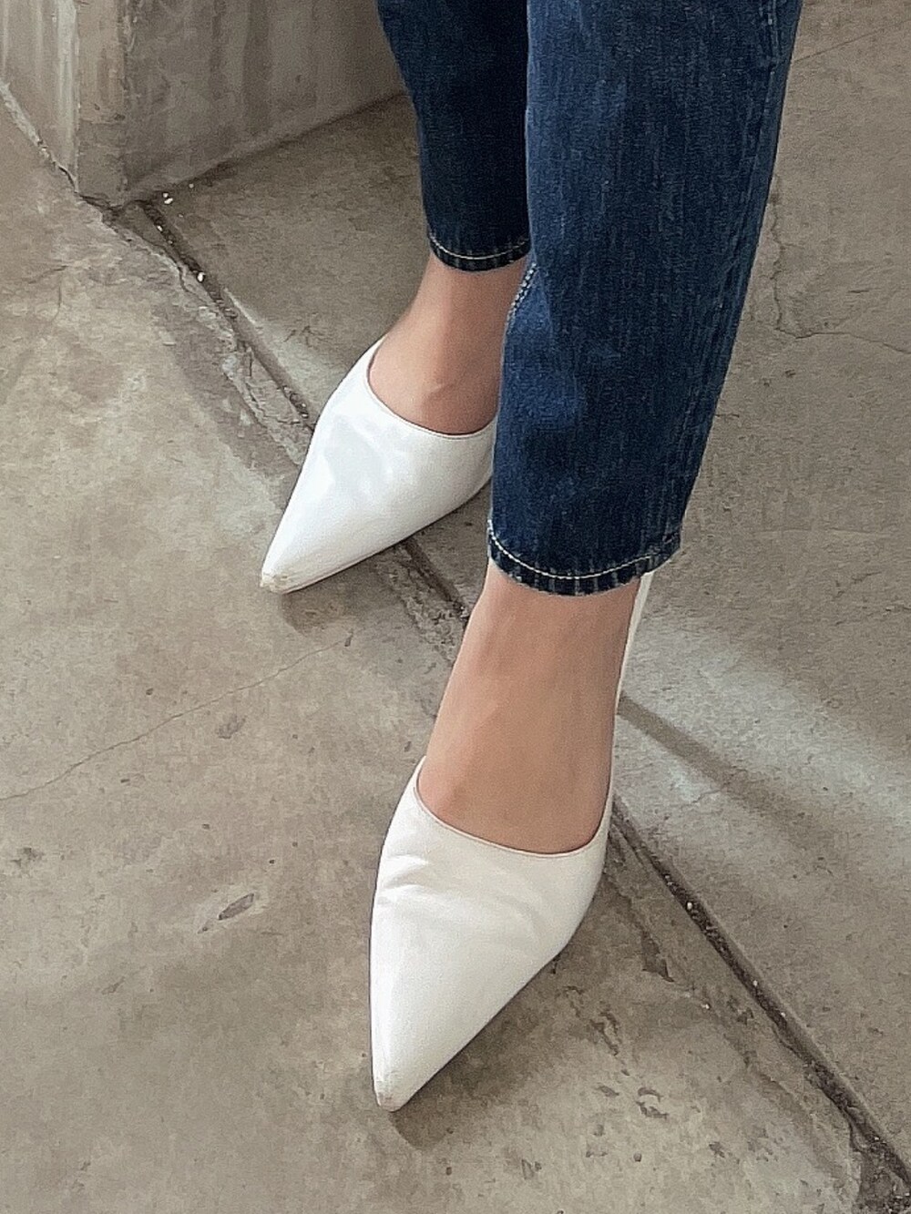 ホワイト系のTシャツ/カットソー、ブルー系のデニムパンツ、ホワイト系のパンプスを着用したレディースの春コーディネートの7枚目の写真