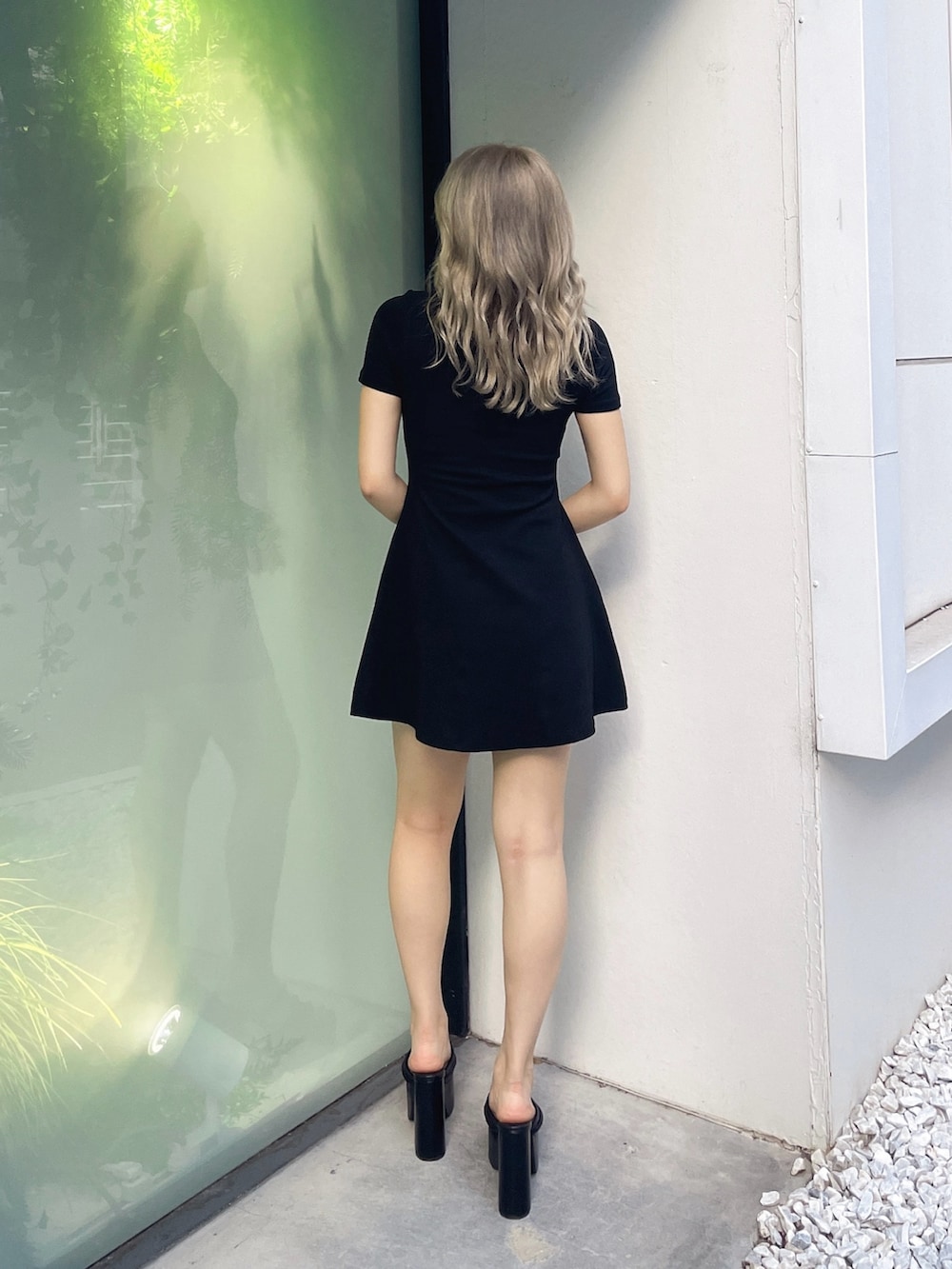 ブラック系のワンピース、ブラック系のサンダルを着用したレディースの夏コーディネートの3枚目の写真