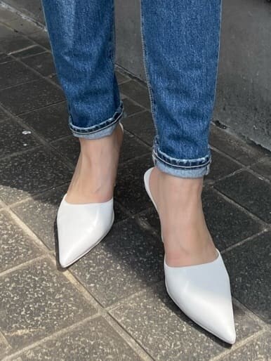 ホワイト系のパンプス、ホワイト系のニット/セーター、ブルー系のデニムパンツを着用したレディースの春コーディネートの7枚目の写真