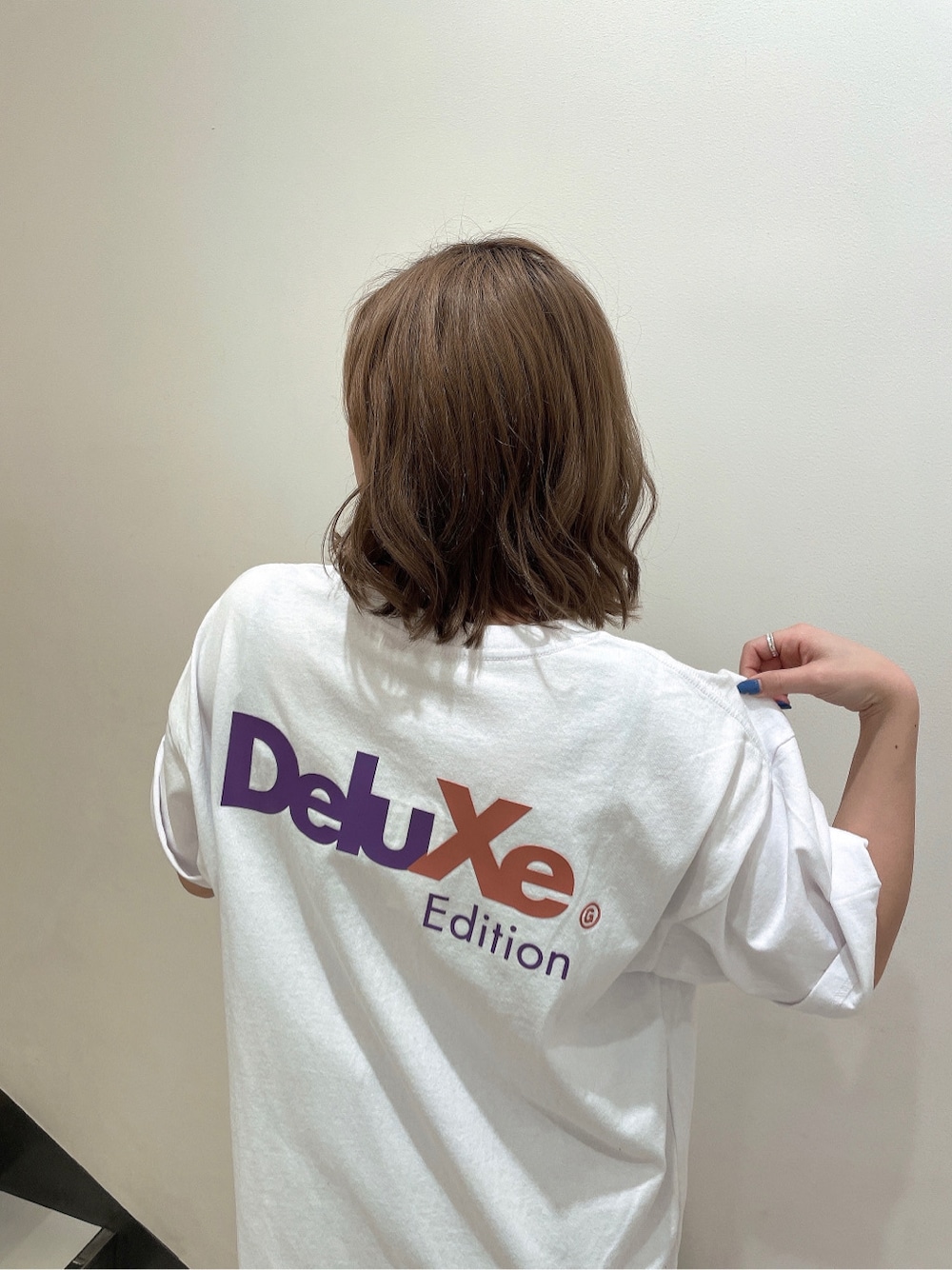 ブラック系のパンプス、ホワイト系のTシャツ/カットソー、ブラック系のレギンス/スパッツを着用したレディースの春コーディネートの2枚目の写真