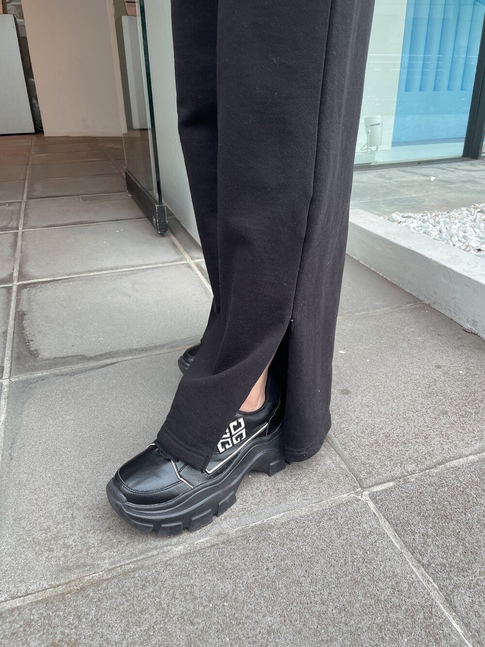 ブラック系のパーカー、ブラック系のスウェットパンツ、ブラック系のスニーカーを着用したレディースの冬コーディネートの6枚目の写真