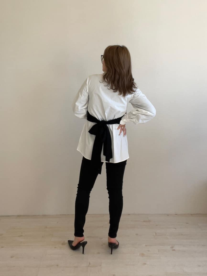 その他のデニムパンツ、ブラック系のパンプス、ブラック系のシャツ/ブラウスを着用したレディースの冬コーディネートの3枚目の写真