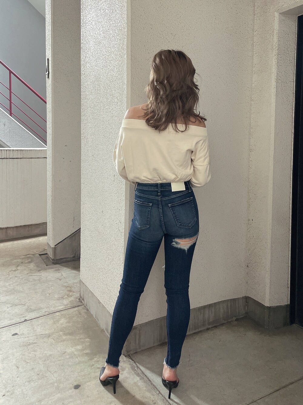 ホワイト系のTシャツ/カットソー、ブルー系のデニムパンツ、ブラック系のパンプスを着用したレディースの春コーディネートの2枚目の写真