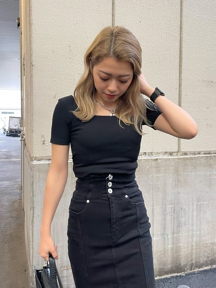 ホワイト系のシャツ/ブラウス、ブラック系のハンドバッグ、ブラック系のサンダルを着用したレディースの夏コーディネートの4枚目の写真