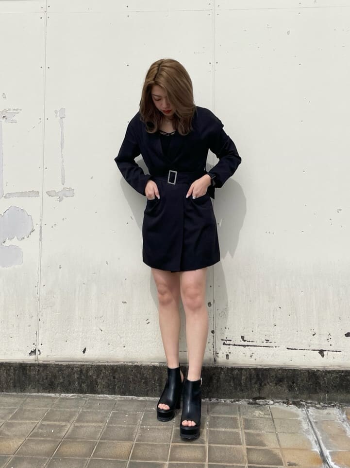 ブラック系のキャミソール、ブラック系のワンピース、ブラック系のブーツを着用したレディースの春コーディネートの2枚目の写真