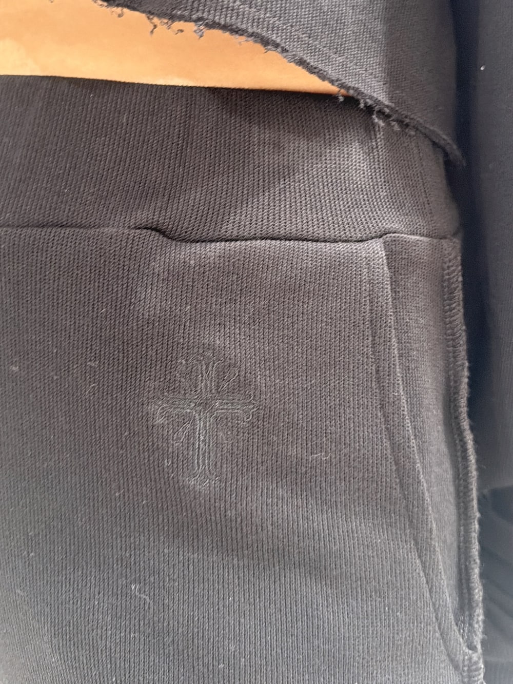 ブラック系のその他パンツ、ブラック系のブーツ、ブラック系のTシャツ/カットソーを着用したレディースの夏コーディネートの6枚目の写真