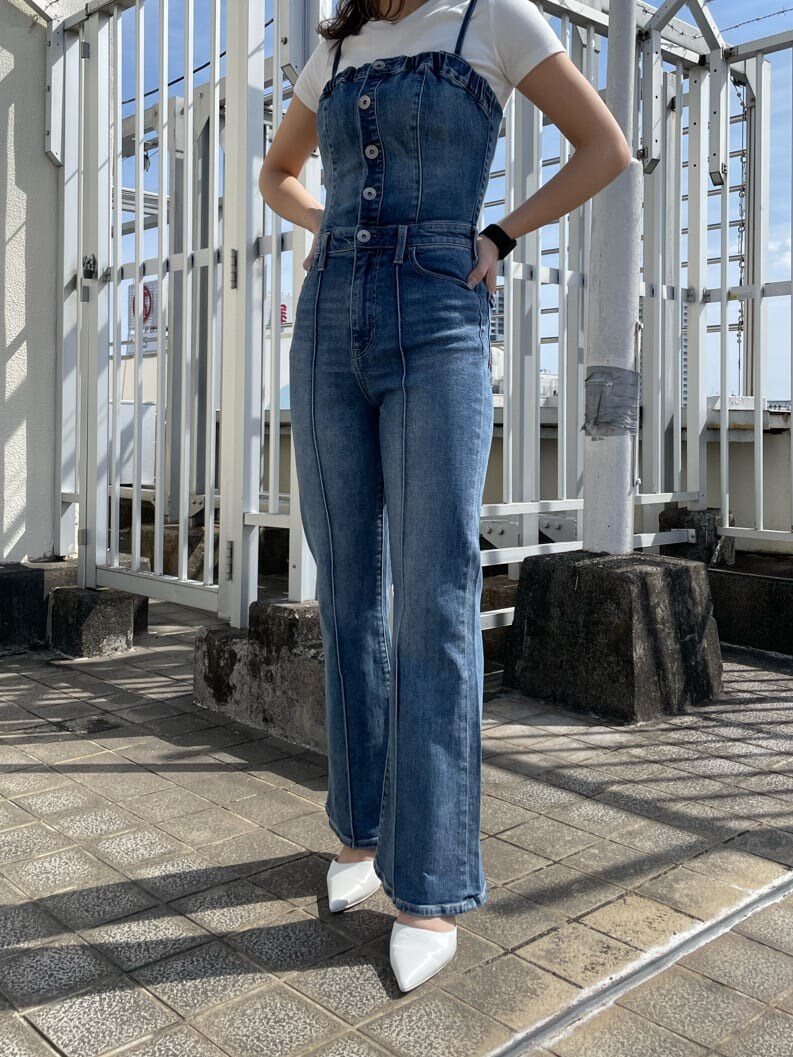 ホワイト系のパンプス、ブルー系のつなぎ/オールインワン、ホワイト系のTシャツ/カットソーを着用したレディースの春コーディネートの6枚目の写真