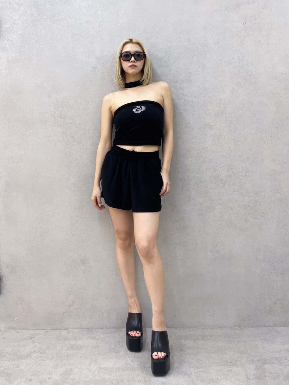 ブラック系のその他パンツ、ブラック系のチューブトップを着用したレディースの春コーディネートの3枚目の写真