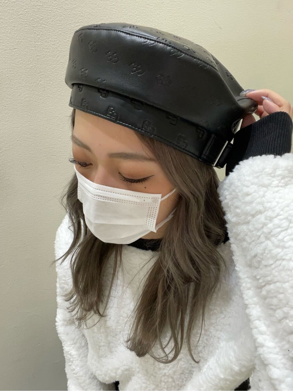 ブラック系のデニムパンツ、ブラック系のブーツ、ホワイト系のTシャツ/カットソーを着用したレディースの秋コーディネートの8枚目の写真