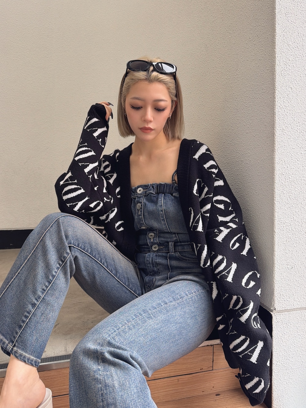 ブラック系のカーディガン/ボレロ、ブルー系のつなぎ/オールインワンを着用したレディースの春コーディネートの2枚目の写真