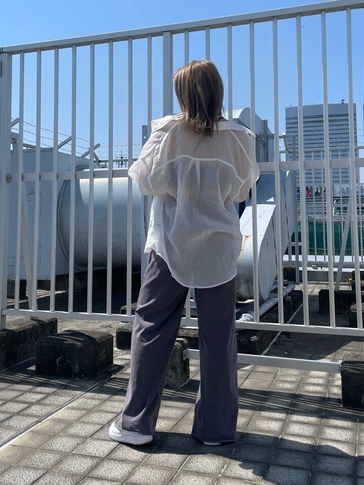 ホワイト系のシャツ/ブラウス、グレー系のその他パンツ、グレー系のキャミソールを着用したレディースの春コーディネートの2枚目の写真