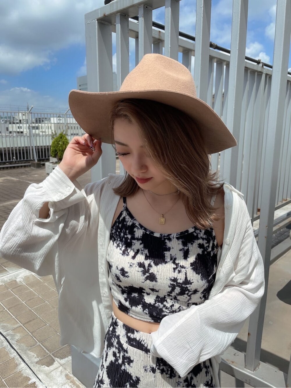 ホワイト系のシャツ/ブラウス、その他のその他パンツ、その他のキャミソールを着用したレディースの夏コーディネートの5枚目の写真