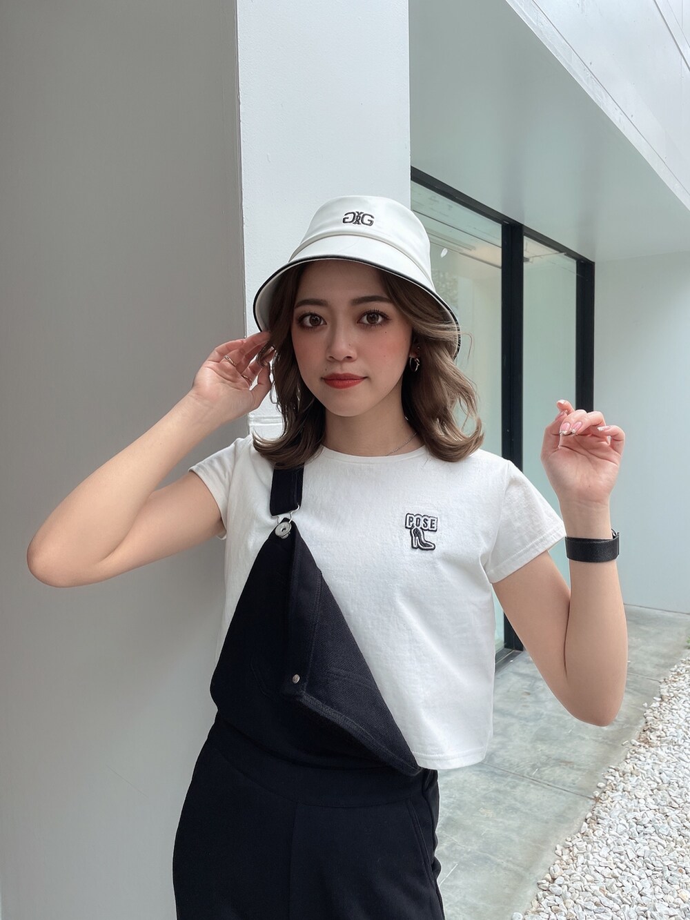 ブラック系のつなぎ/オールインワン、ホワイト系のTシャツ/カットソー、ホワイト系のパンプスを着用したレディースの春コーディネートの3枚目の写真