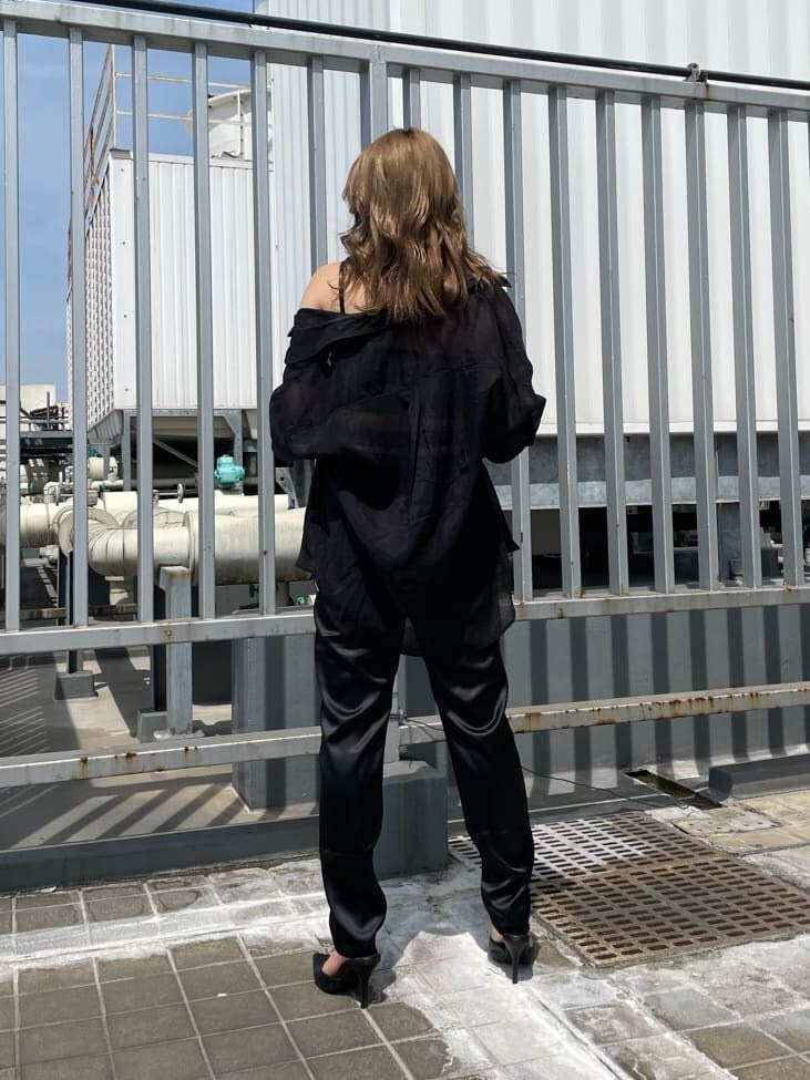 ブラック系のパンプス、ブラック系のシャツ/ブラウス、ブラック系のその他パンツを着用したレディースの春コーディネートの4枚目の写真