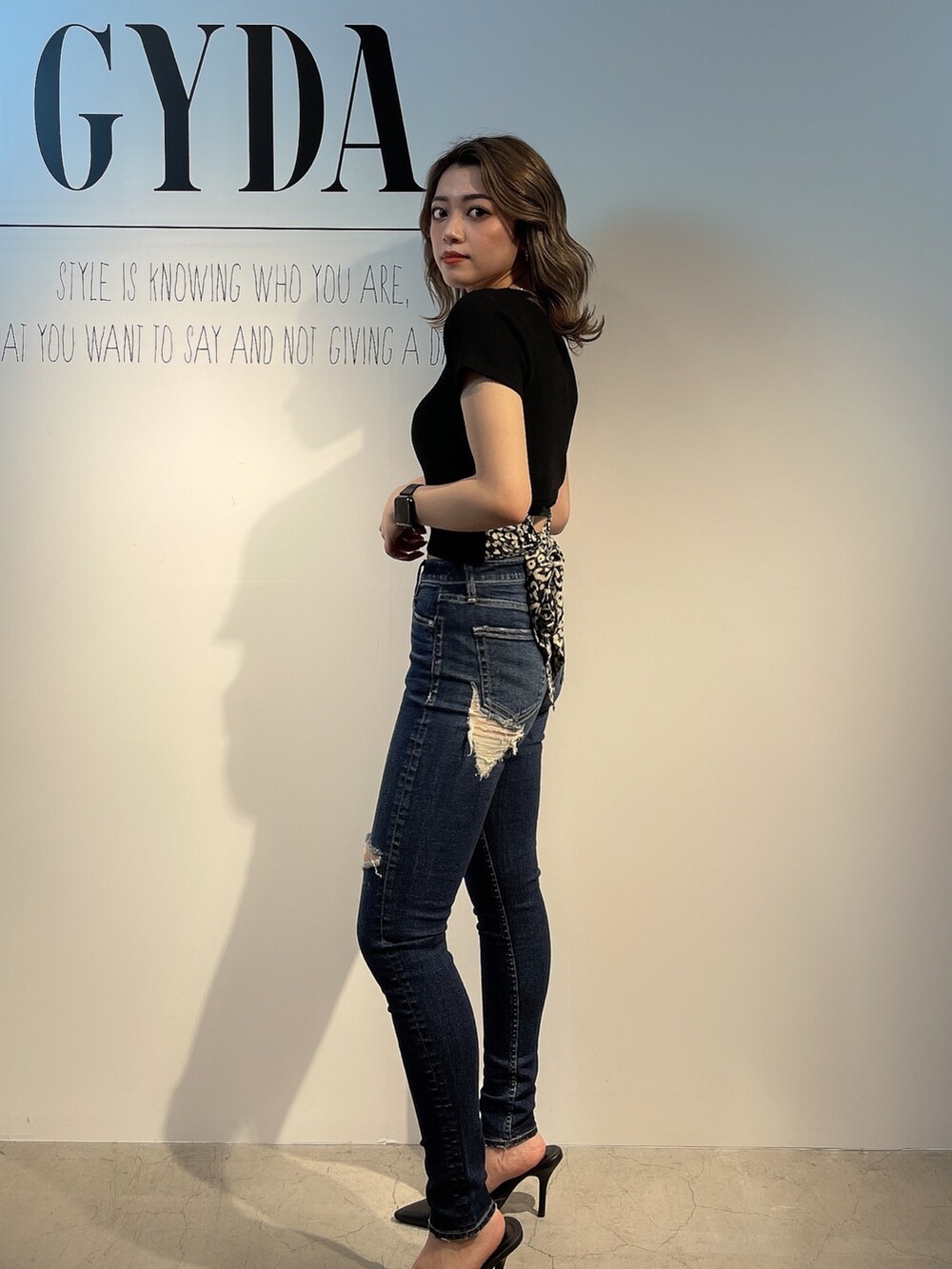 ホワイト系のTシャツ/カットソー、ブルー系のデニムパンツ、ブラック系のパンプスを着用したレディースの春コーディネートの5枚目の写真