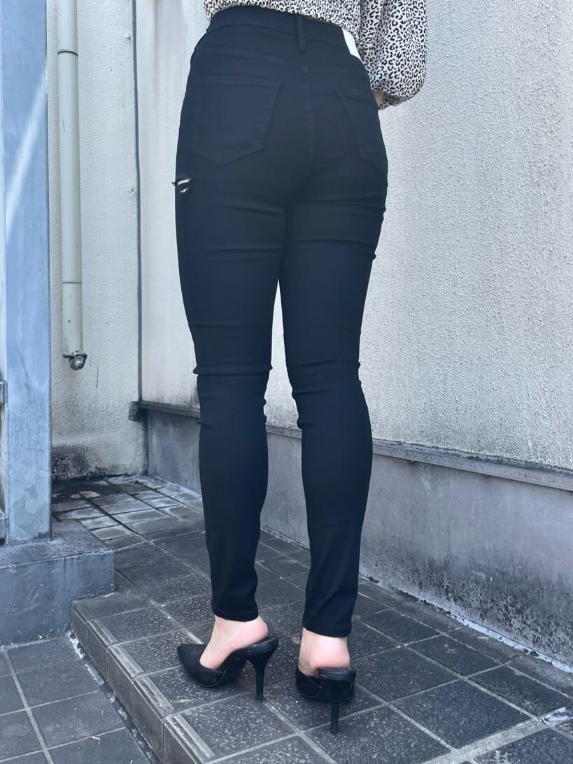 ブラック系のパンプス、ブラック系のその他パンツ、その他のシャツ/ブラウスを着用したレディースの春コーディネートの5枚目の写真
