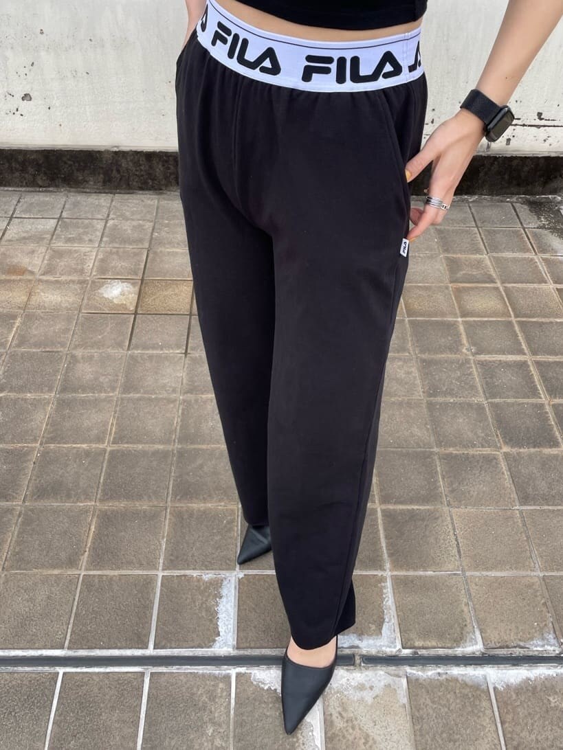 ブラック系のパンプス、ホワイト系のシャツ/ブラウス、ブラック系のその他パンツを着用したレディースの春コーディネートの6枚目の写真