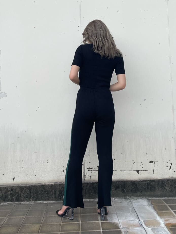 ブラック系のサンダル、ブラック系のその他パンツ、ブラック系のニット/セーターを着用したレディースの夏コーディネートの3枚目の写真