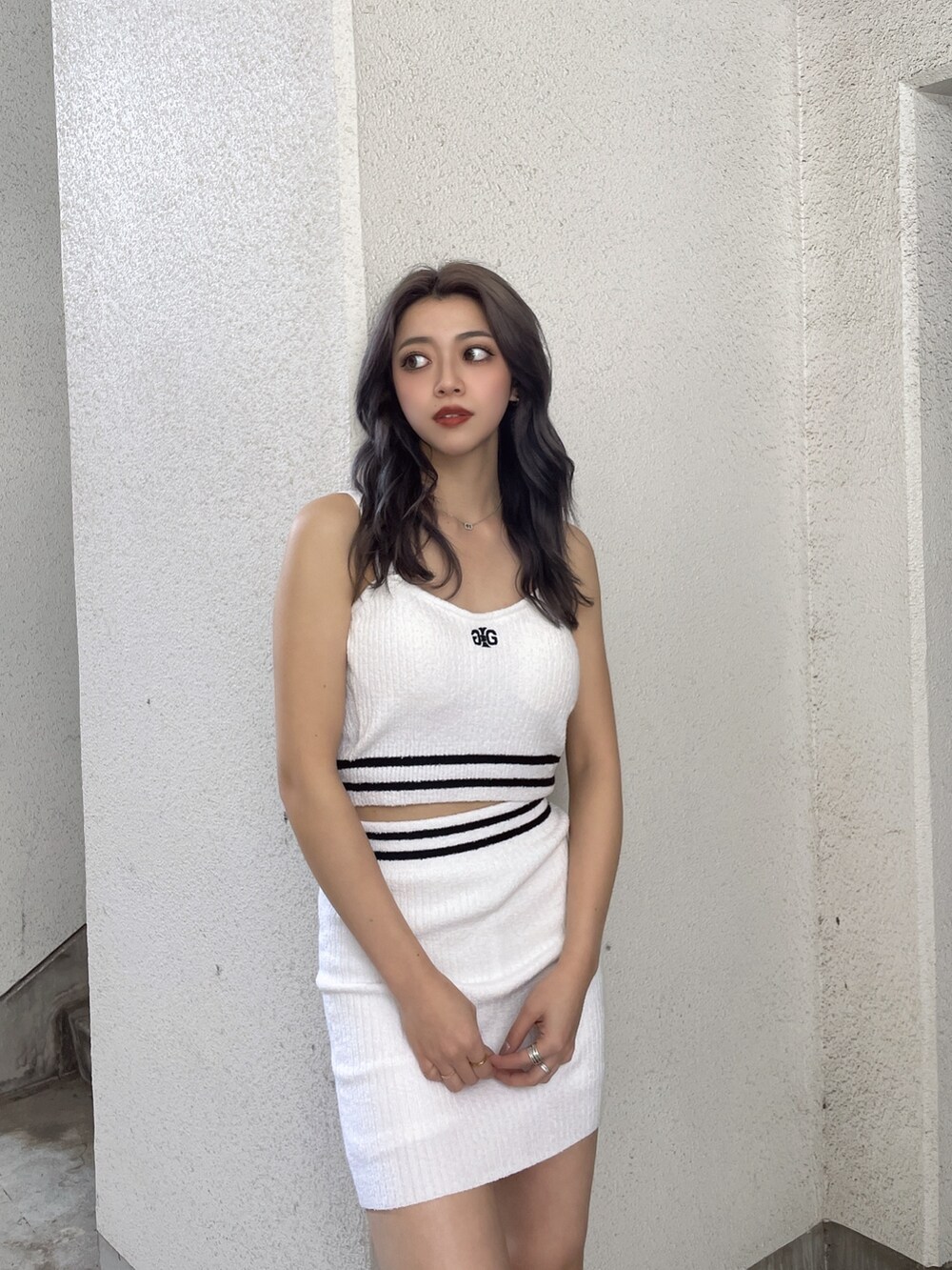 ホワイト系のキャミソール、ホワイト系のスカート、ホワイト系のサンダルを着用したレディースの春コーディネートの3枚目の写真