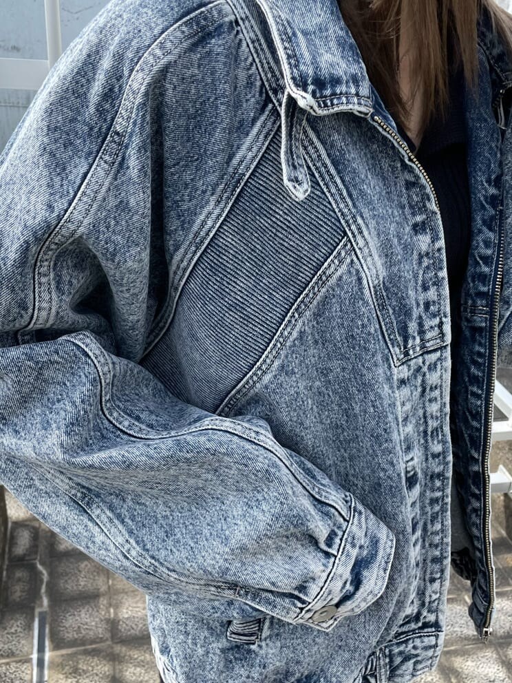 ブラック系のブーツ、グレー系のハンドバッグ、ブルー系のブルゾンを着用したレディースの冬コーディネートの5枚目の写真