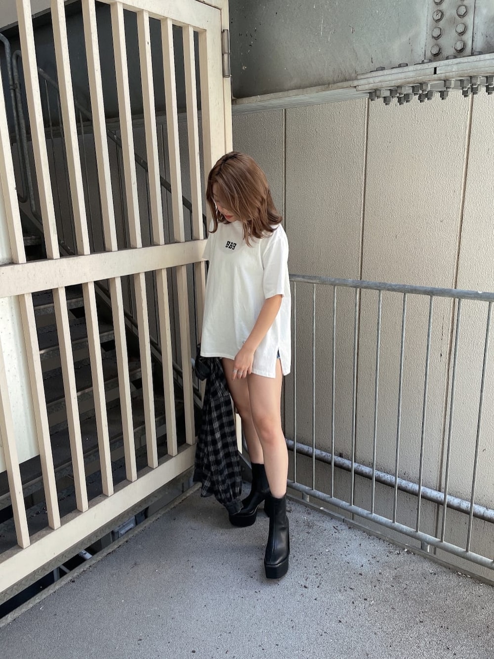 ブラック系のシャツ/ブラウス、ブラック系のブーツ、ホワイト系のTシャツ/カットソーを着用したレディースの夏コーディネートの6枚目の写真