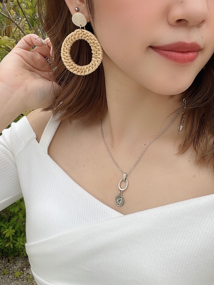 ホワイト系のTシャツ/カットソー、ブルー系のデニムパンツ、ベージュ系のサンダルを着用したレディースの春コーディネートの5枚目の写真