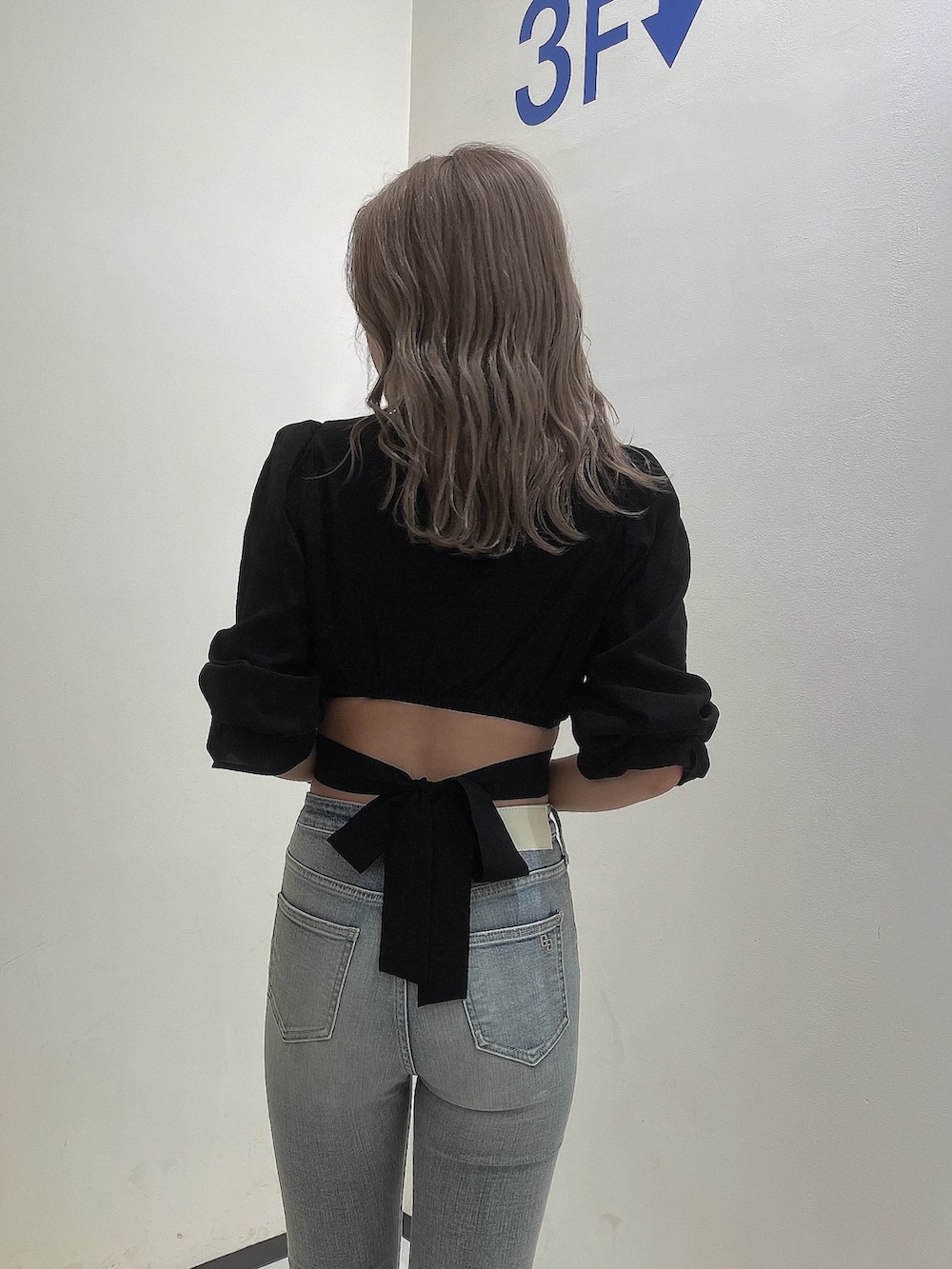 ブラック系のシャツ/ブラウス、ブルー系のデニムパンツ、ブラック系のサンダルを着用したレディースの夏コーディネートの4枚目の写真