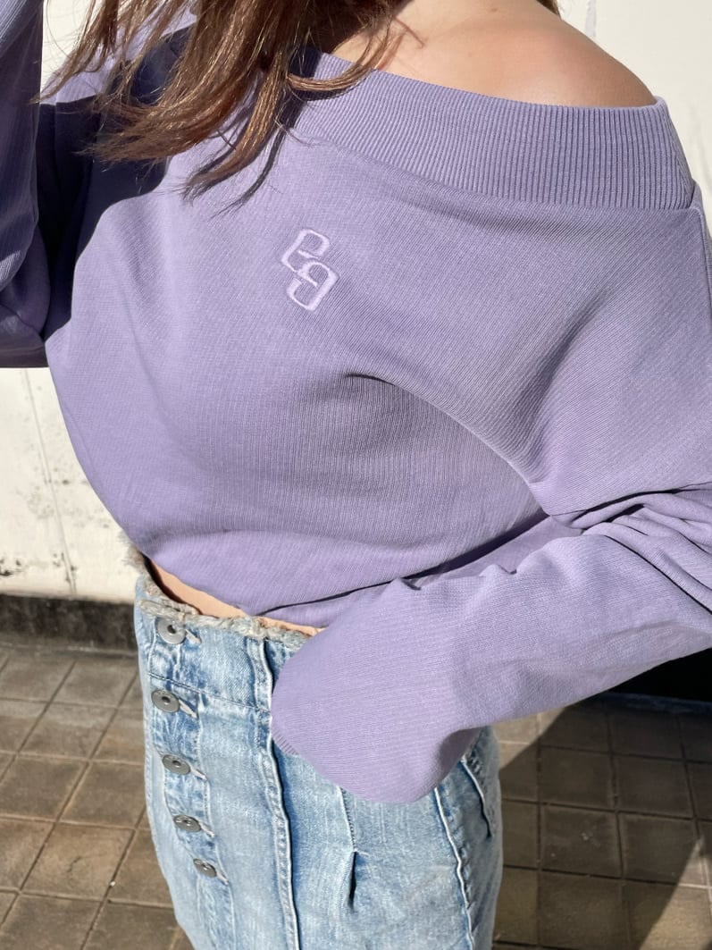 ホワイト系のパンプス、ブルー系のデニムスカート、パープル系のスウェットを着用したレディースの冬コーディネートの5枚目の写真