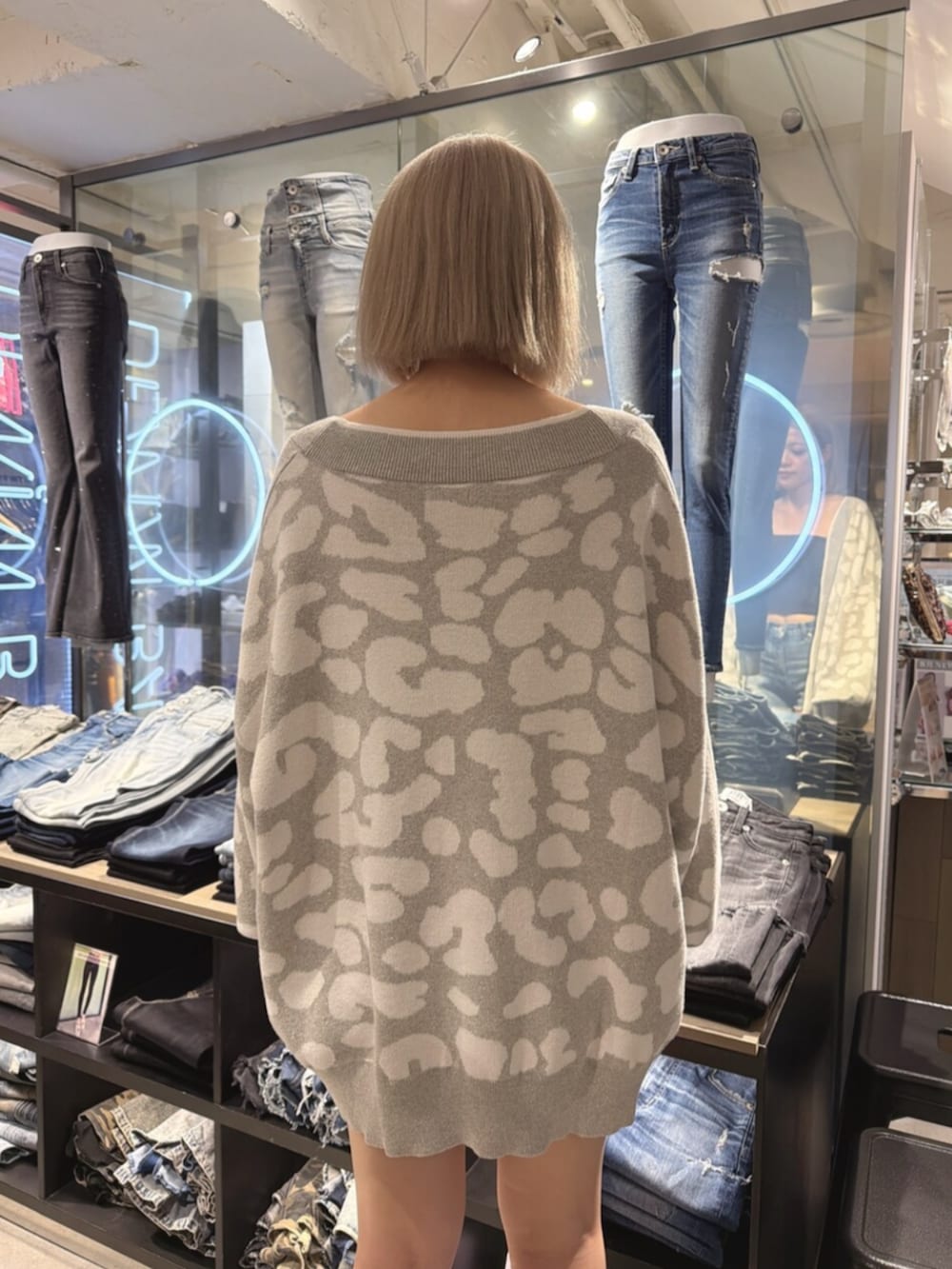 ブラック系のサンダル、グレー系のカーディガン/ボレロ、ブルー系のデニムパンツを着用したレディースの夏コーディネートの5枚目の写真