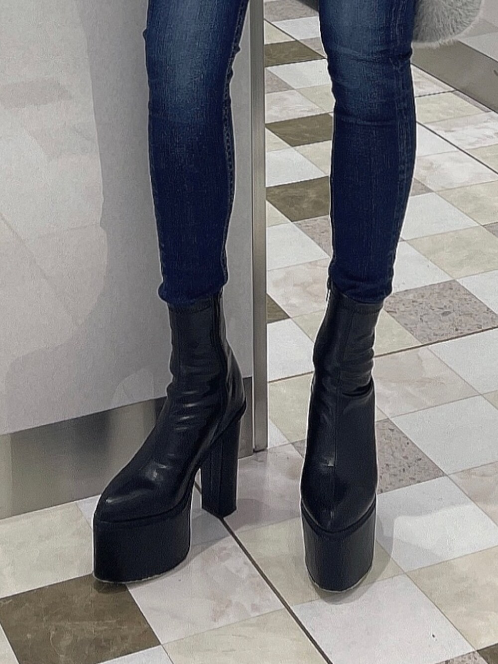 グレー系のカーディガン/ボレロ、ブラック系のキャミソール、ブルー系のデニムパンツを着用したレディースの秋コーディネートの8枚目の写真