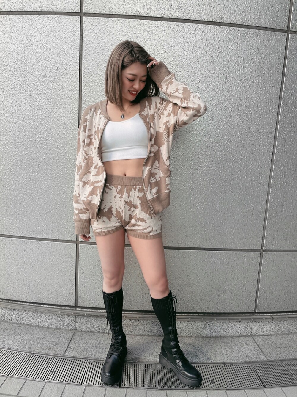 ベージュ系のその他パンツ、ベージュ系のカーディガン/ボレロを着用したレディースの冬コーディネートの2枚目の写真