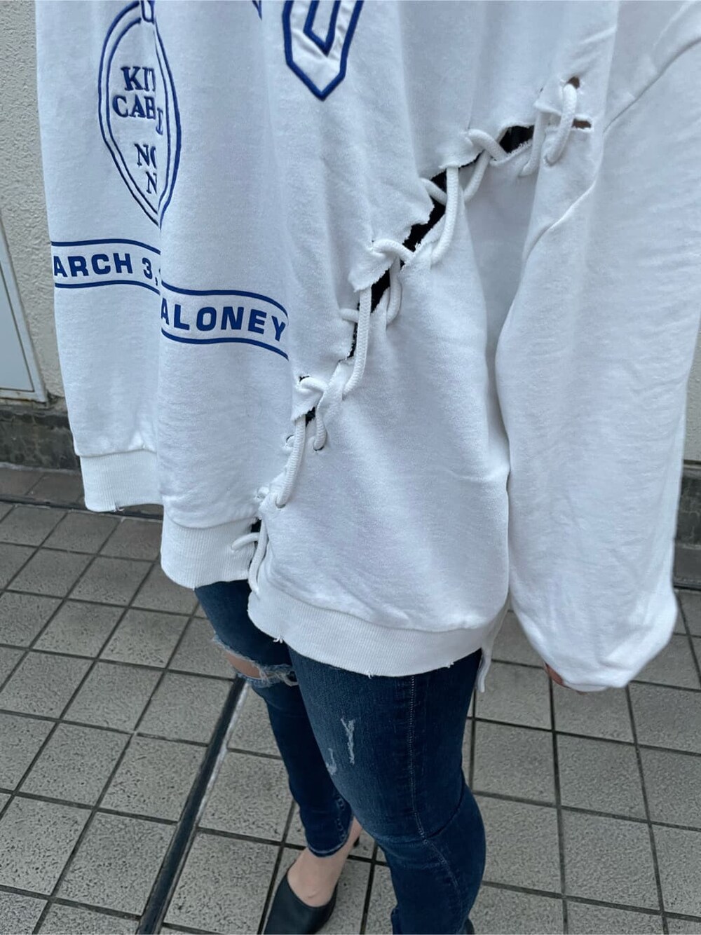 ブルー系のデニムパンツ、ホワイト系のスウェット、ピンク系のスウェットを着用したレディースの秋コーディネートの6枚目の写真