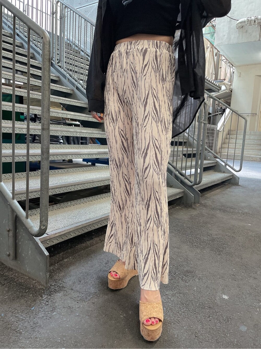 ベージュ系のサンダル、ブラック系のシャツ/ブラウス、ブラック系のキャミソールを着用したレディースの夏コーディネートの5枚目の写真