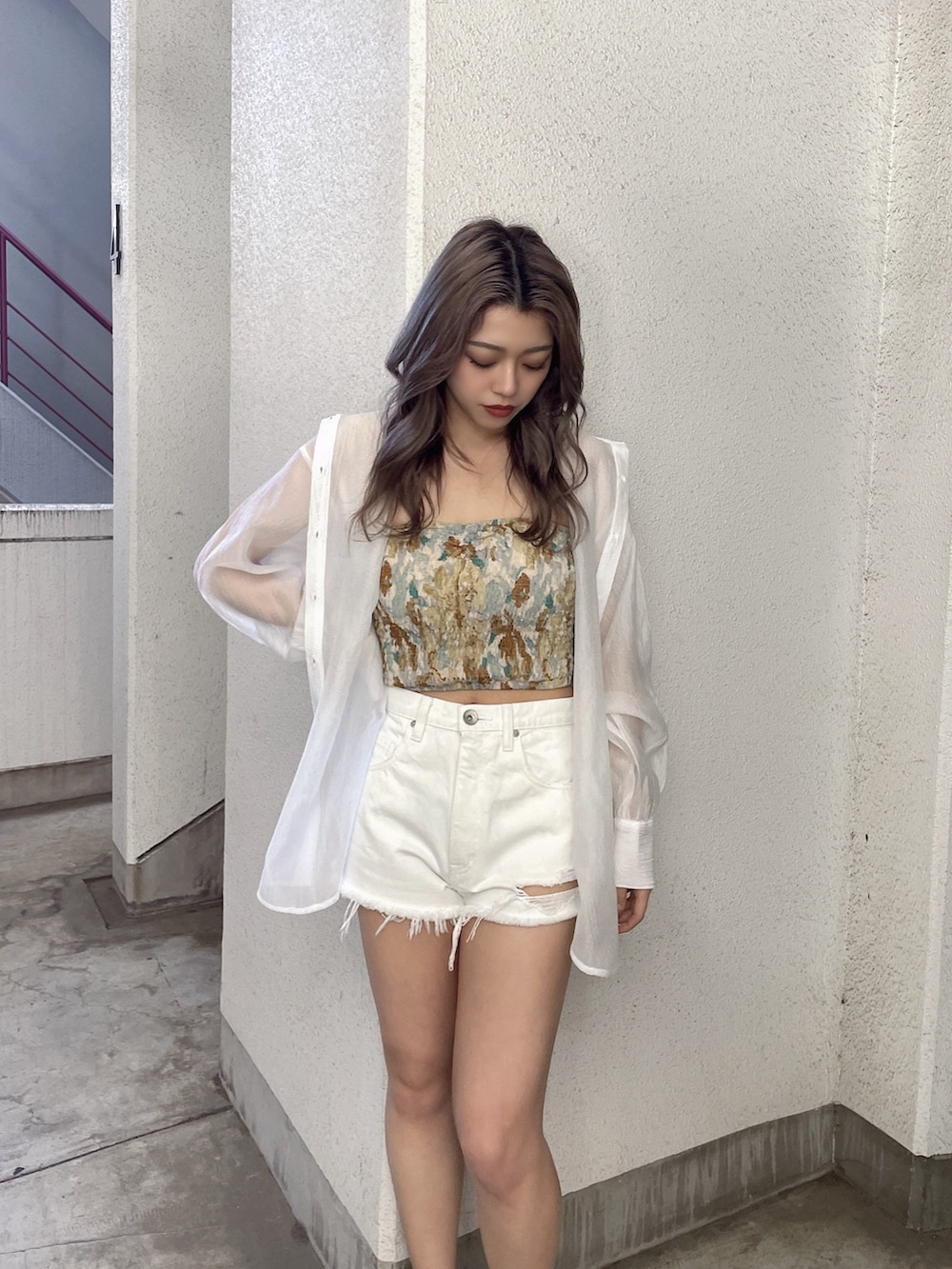 ホワイト系のシャツ/ブラウス、ホワイト系のチューブトップ、ホワイト系のデニムパンツを着用したレディースの春コーディネートの4枚目の写真