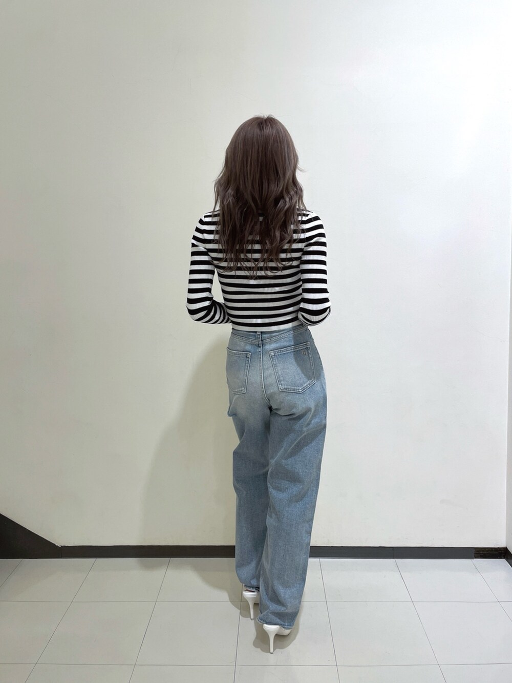 その他のニット/セーター、ブルー系のデニムパンツ、ホワイト系のパンプスを着用したレディースの冬コーディネートの3枚目の写真