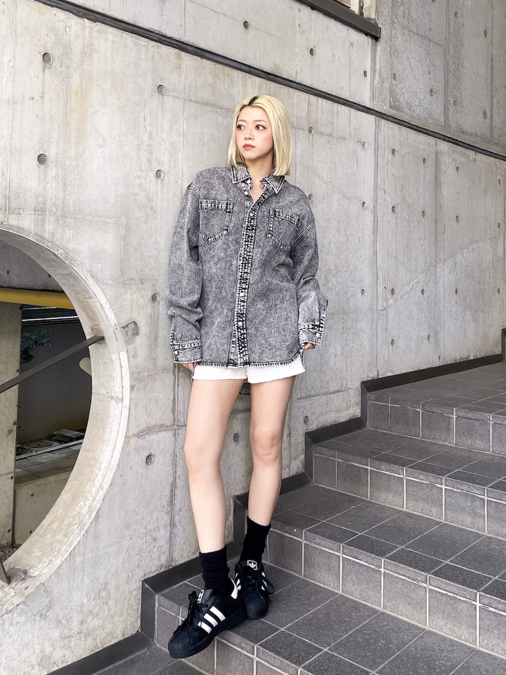 ブラック系のシャツ/ブラウス、ホワイト系のその他パンツ、ブラック系のスニーカーを着用したレディースの春コーディネートの2枚目の写真