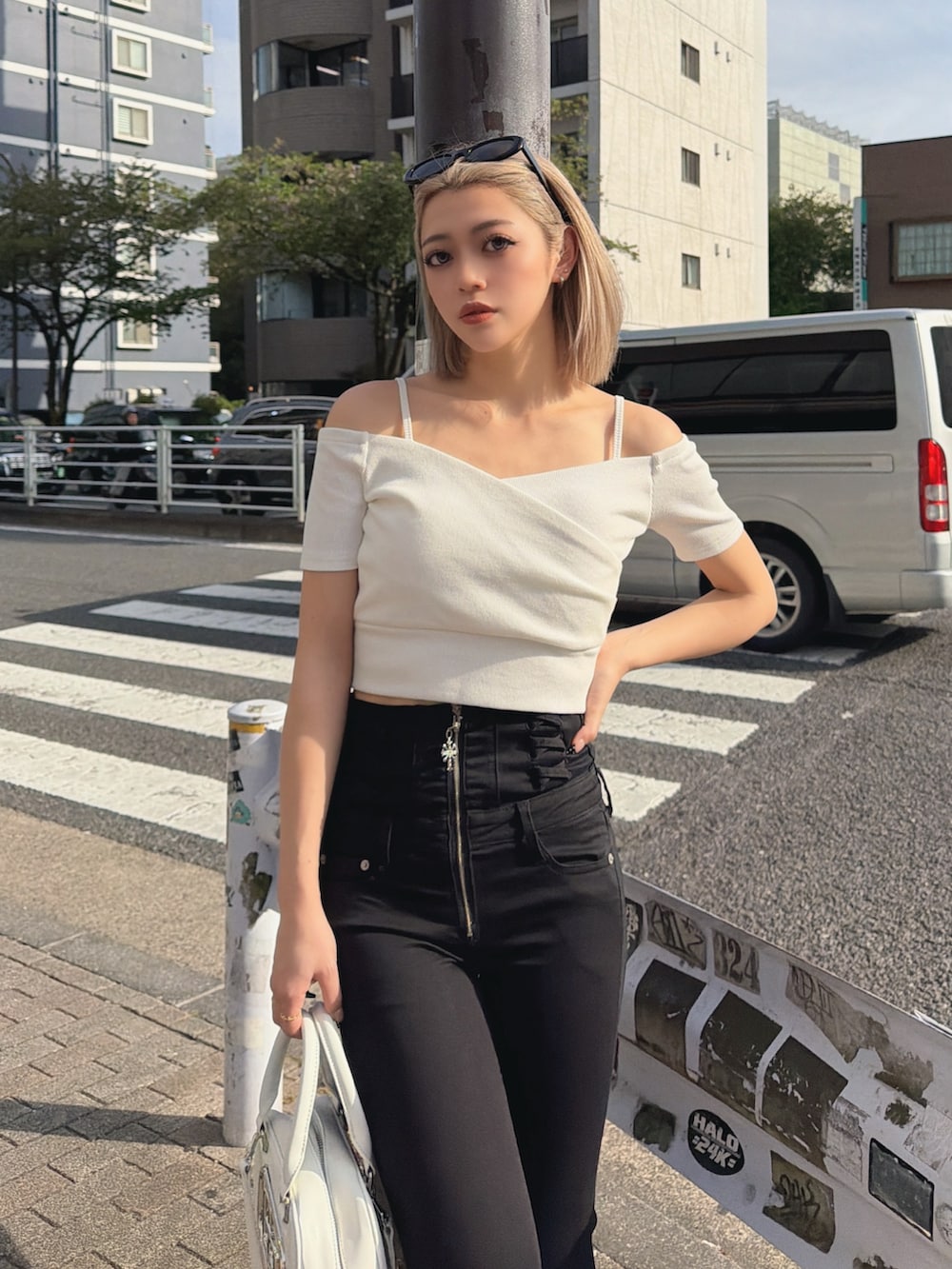 ホワイト系のTシャツ/カットソー、ブラック系のデニムパンツ、ホワイト系のサンダルを着用したレディースの春コーディネートの2枚目の写真