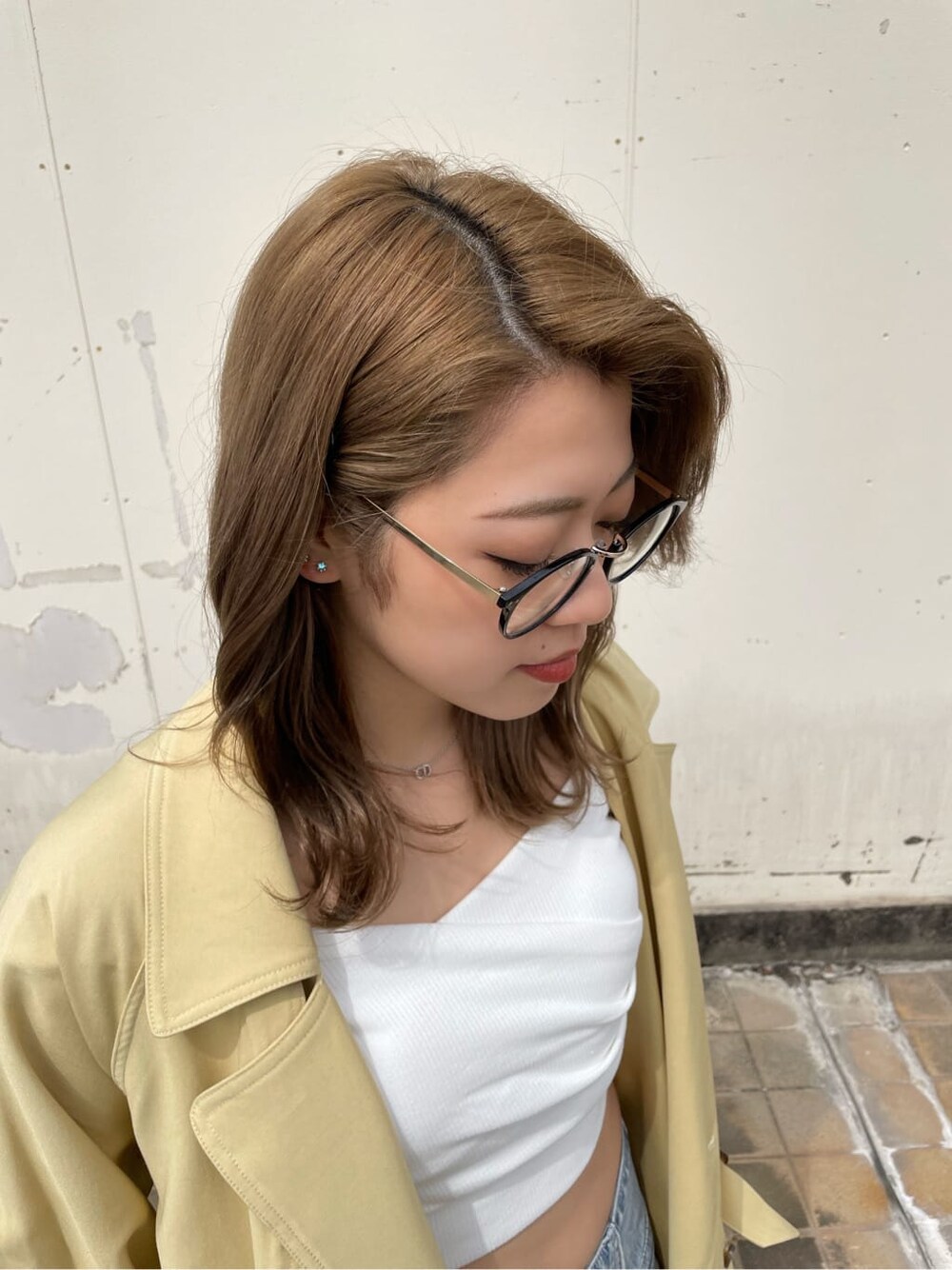 ホワイト系のパンプス、イエロー系のトレンチコート、ホワイト系のハンドバッグを着用したレディースの春コーディネートの8枚目の写真