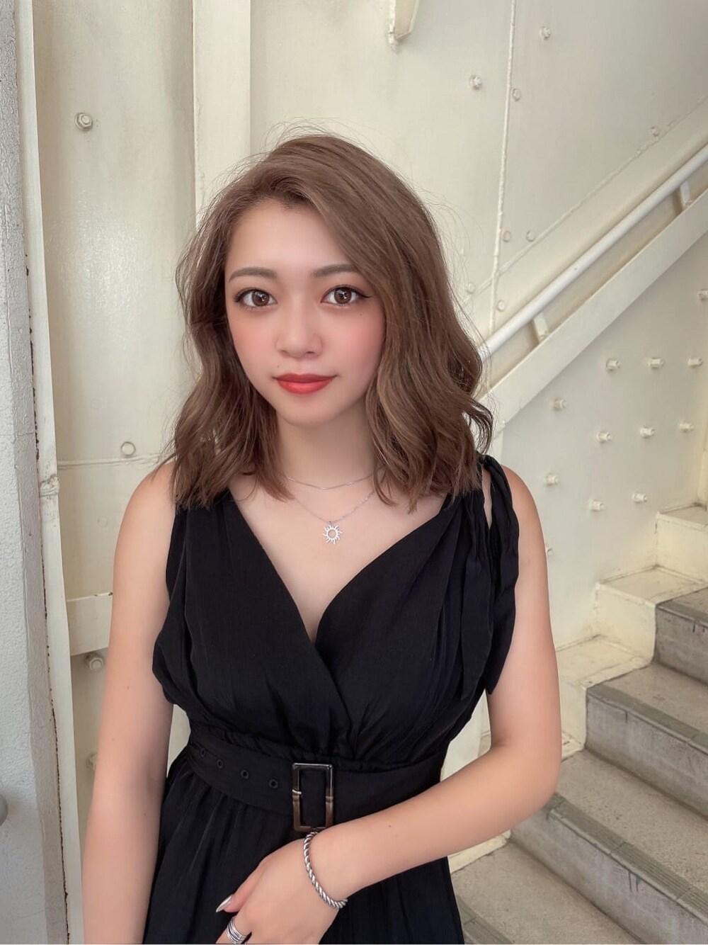 ブラック系のつなぎ/オールインワン、ブラック系のサンダル、ホワイト系のハンドバッグを着用したレディースの夏コーディネートの5枚目の写真