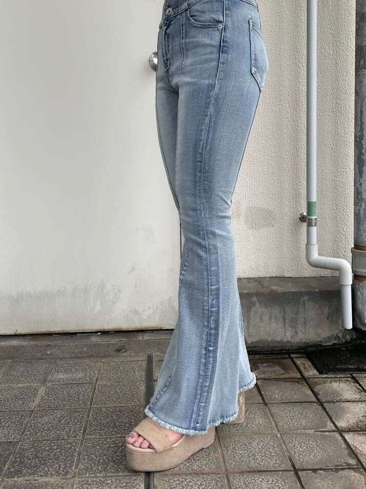 ホワイト系のサンダル、ブルー系のデニムパンツ、ホワイト系のTシャツ/カットソーを着用したレディースの夏コーディネートの6枚目の写真