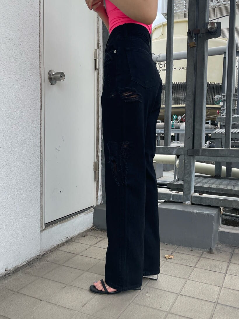 ブラック系のサンダル、ブラック系のデニムパンツ、ピンク系のチューブトップを着用したレディースの夏コーディネートの6枚目の写真