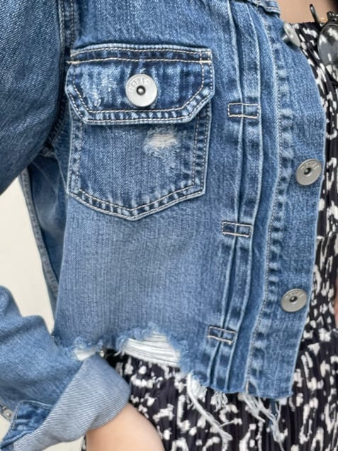 ブラック系のパンプス、ブルー系のデニムジャケット、その他のその他パンツを着用したレディースの春コーディネートの8枚目の写真