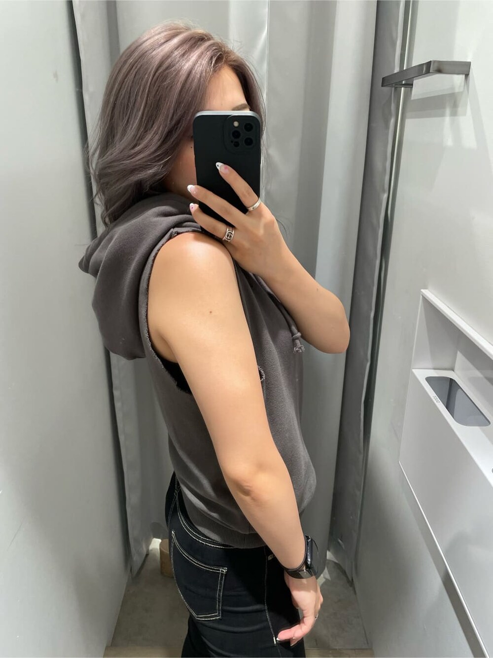 ブラック系のパンプス、グレー系のタンクトップ、ブラック系のデニムパンツを着用したレディースの夏コーディネートの3枚目の写真