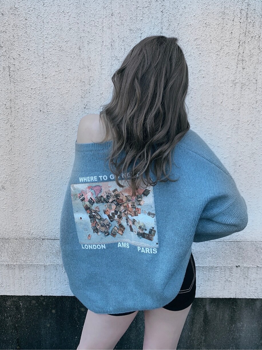 ブラック系のデニムパンツ、グリーン系のニット/セーターを着用したレディースの冬コーディネートの2枚目の写真